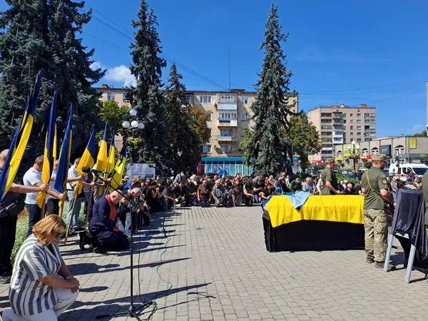 Не встиг провести доньку до весільного вівтаря: у Ковелі попрощалися з Героєм Ігорем Хомичем (фото)