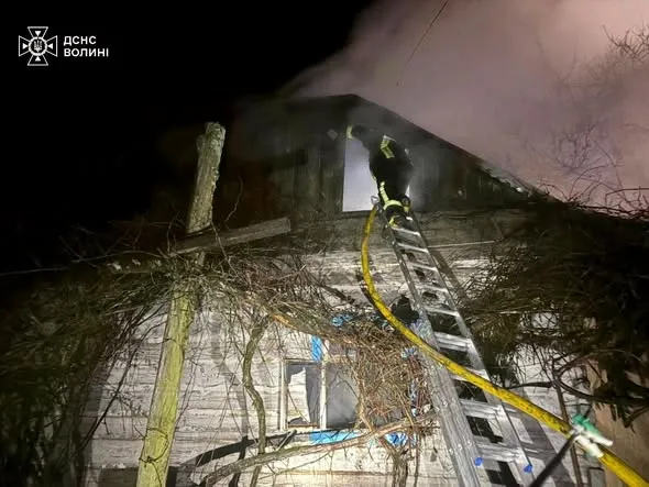 На Волині під час гасіння пожежі у будинку знайшли тіло чоловіка (фото)