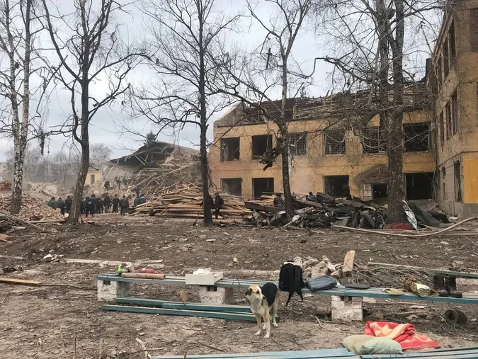 Обстріл в Охтирці: загинули десятки українських бійців, тіла російських знаходять по місту