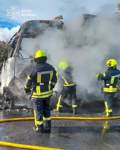 На Волині вщент згоріла вантажівка: рятувальники назвали причину (фото)