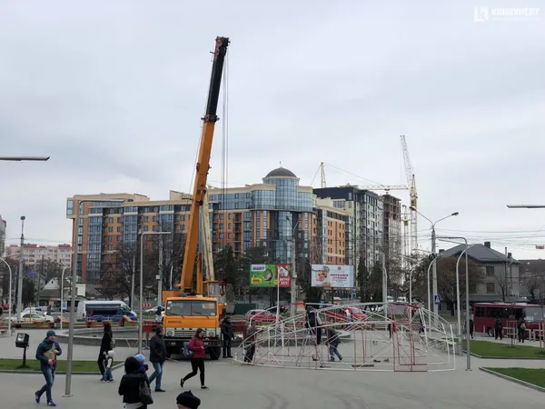 Перед «Променем» монтують пасхальний символ (фото)