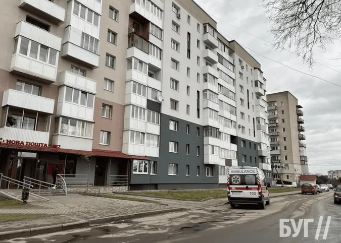 Чоловік, який випав з восьмого поверху у Володимирі, помер