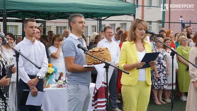 Як відзначили перший дзвоник у Луцькому ліцеї №9 (фото)