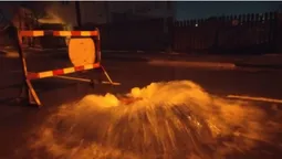 У Луцьку посеред дороги б’є "фонтан" із гарячої води (відео)