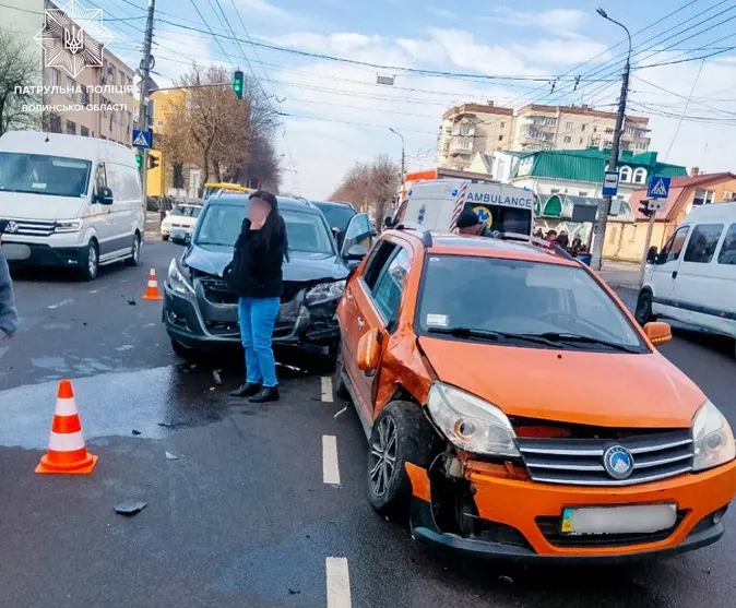 У Луцьку водійка Volkswagen «пролетіла» на червоний та протаранила дві автівки (фото)
