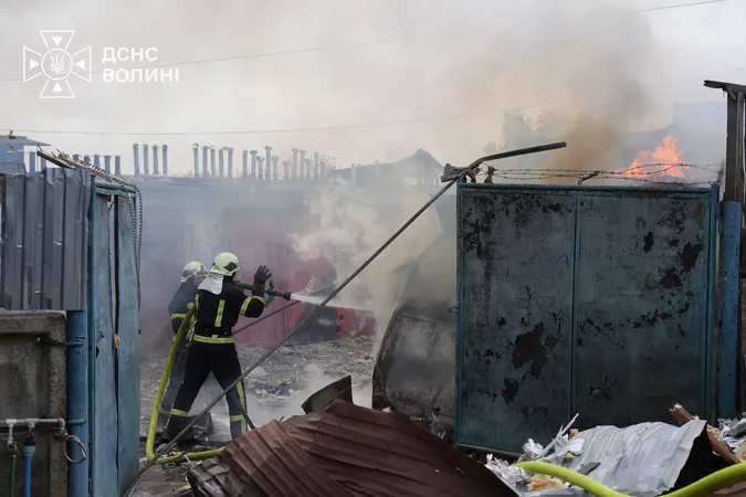 У Луцьку після ворожої атаки горів гаражний кооператив (фото)