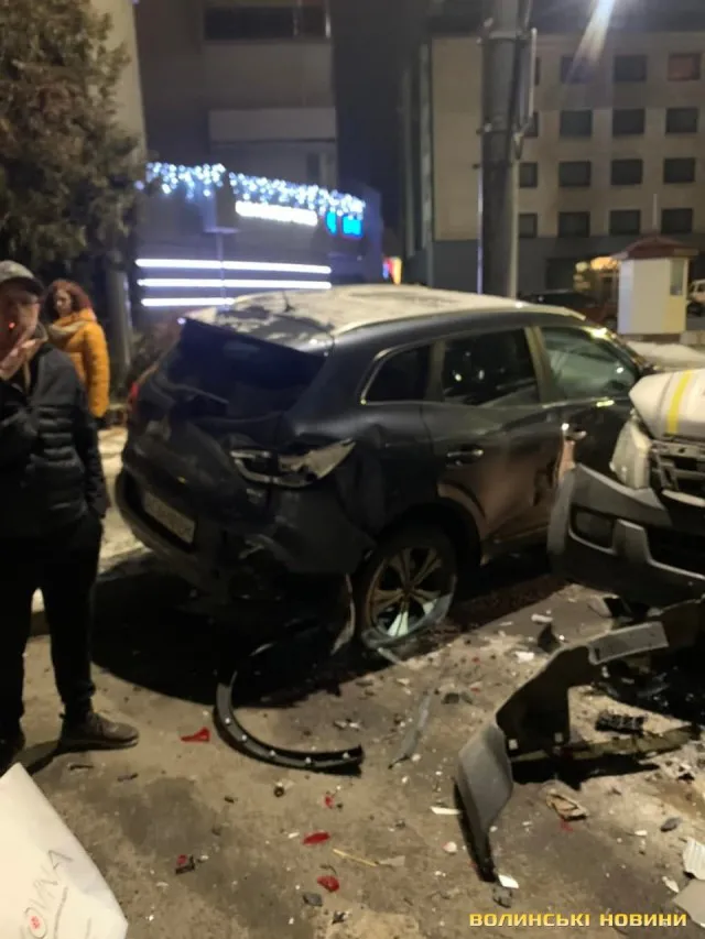 Повідомили деталі нічної ДТП з патрульним авто в центрі Луцька (фото)
