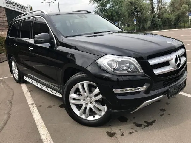 Ексректор СНУ повернув університету елітний автопарк