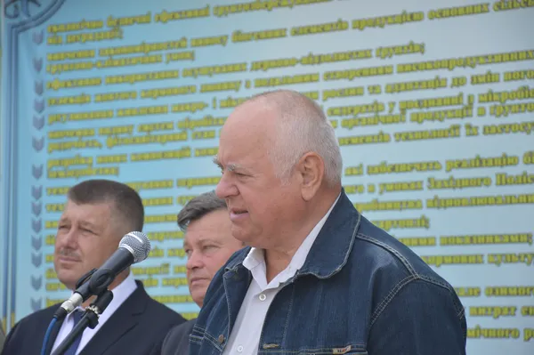Доктор сільськогосподарських наук Олександр Іващенко на дні поля розповів дуже багато цікавого про вирощування агрокультур
