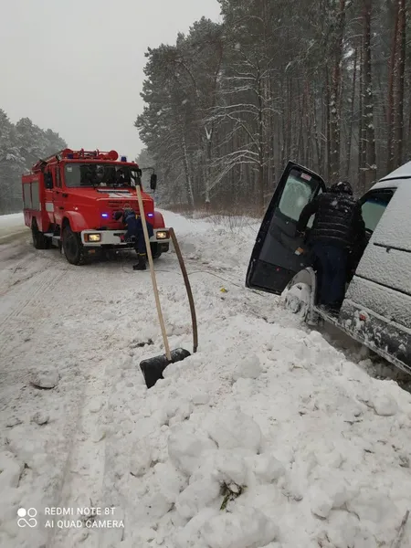 За добу рятувальники звільнили зі снігових кучугур 40 вантажівок (фото)