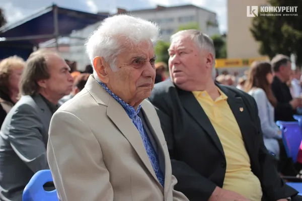 Квіти і класична музика: у центрі Луцька почали святкування Дня міста (фото)