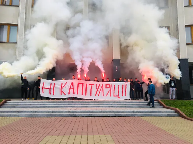 Ні капітуляції: під Волинською ОДА горять фаєри (фото)
