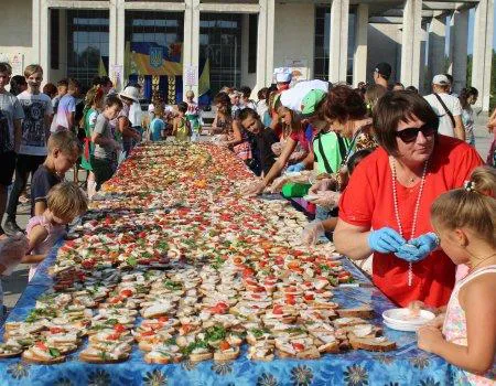 На Харківщині приготували велетенський бутерброд із салом (фото)