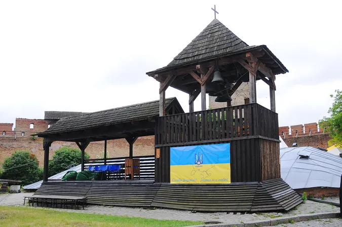 На Луцькому замку почепили банер на знак підтримки збірної України з футболу (фото)