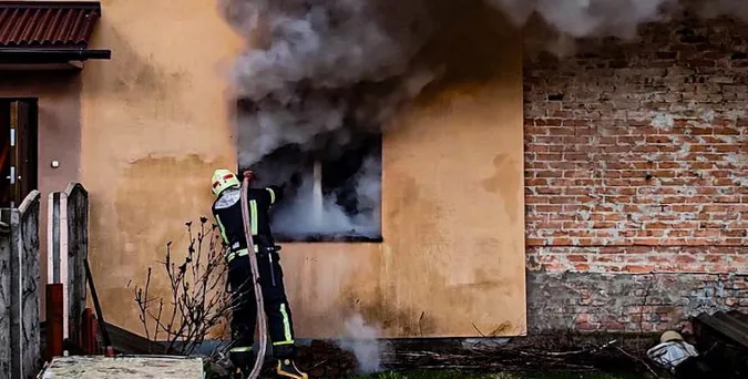 Лучанин вивів людину з охопленої вогнем квартири: деталі ранкової пожежі (фото)