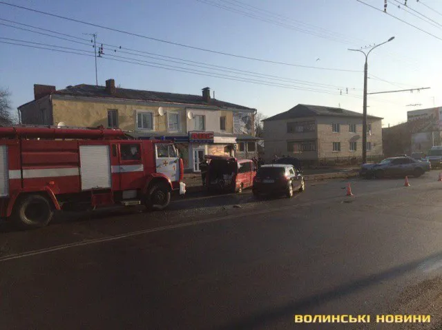 Потрійна аварія у Луцьку: потовклися два «Мерседеси» і Kia (фото, оновлено)