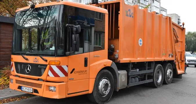 У Луцьку з'явилися «елітні» сміттєвози Mercedes (фото)