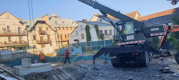 Будівельна техніка на Кафедральній, 13