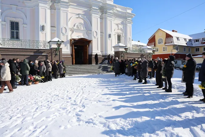 Луцька громада попрощалася з Героєм Миколою Северенюком (фото)