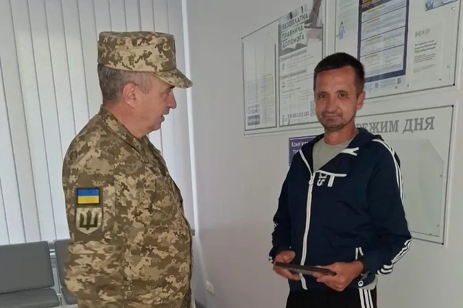 Мужньо пройшов російський полон: Героя з Волині нагородили почесною відзнакою Головнокомандувача ЗСУ