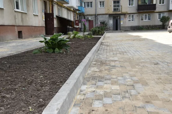 Як у Луцьку ремонтують дороги та прибудинкові території (фото)