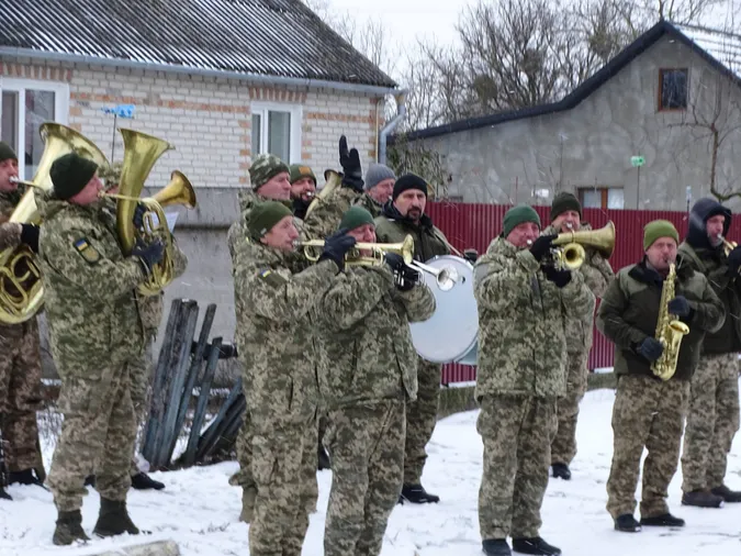 Понад рік вважали зниклим безвісти: на Волині попрощалися з Героєм Геннадієм Марчуком (фото)