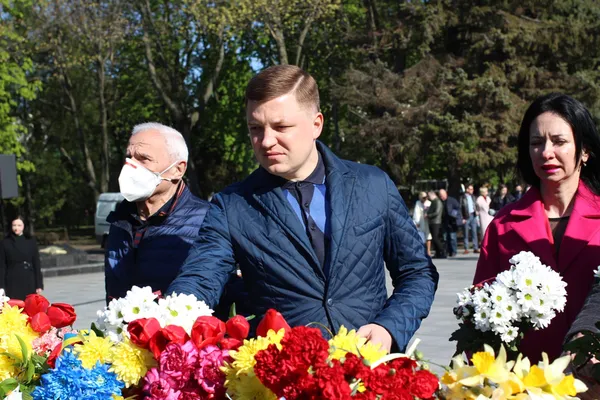 Квіти, пісні та ветерани: у Луцьку відзначили День перемоги (фото)