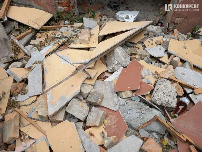 Сміття та розруха: що коїться на старій рятувальній станції у Луцьку (фото)