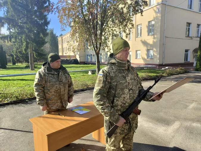 І контрактники, і мобілізовані: у Луцьку прикордонники склали присягу (фото)