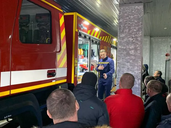 Волинські рятувальники навчали волонтерів бути вогнеборцями (фото)