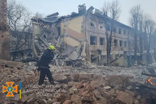 У Дніпрі авіаудар по дитсадку і будинку, є загиблий (фото, відео)