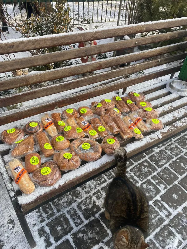 У Луцьку викинули десятки булок – просять приносити продукти в зоопарк