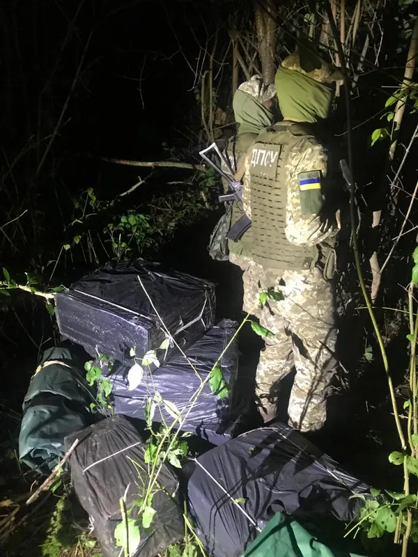 Човен і 5 тисяч пачок сигарет: волинські прикордонники завадили контрабандистам (фото)