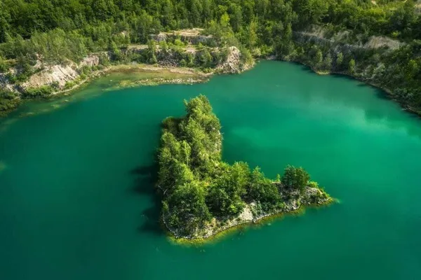«Острів кохання» посеред смарагдової води: за 80 км від Луцька – унікальна природна локація (фото)