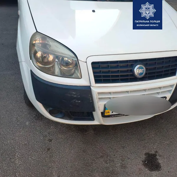 Пошкодив п'ять автівок і хотів утекти: в Луцьку зловили п'яного водія (фото)