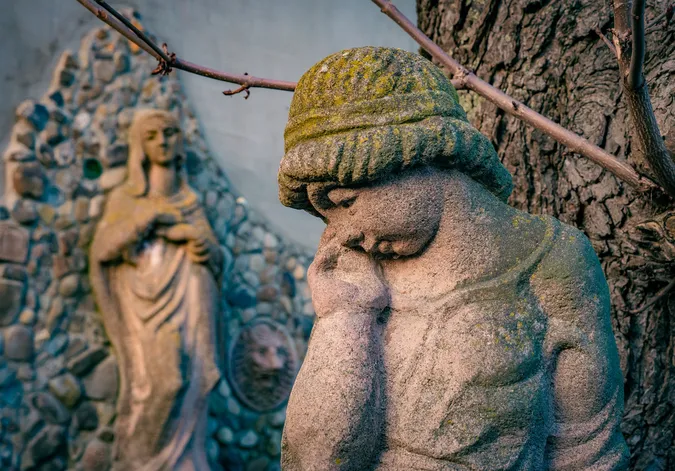 Сонечко на скульптурах: показали вечірні світлини будинку Голованя (фото)