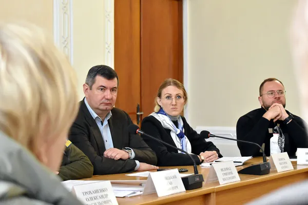 Укриття, система оповіщення та «тривожні кнопки» у закладах освіти: голова ОДА Іван Рудницький провів велику нараду