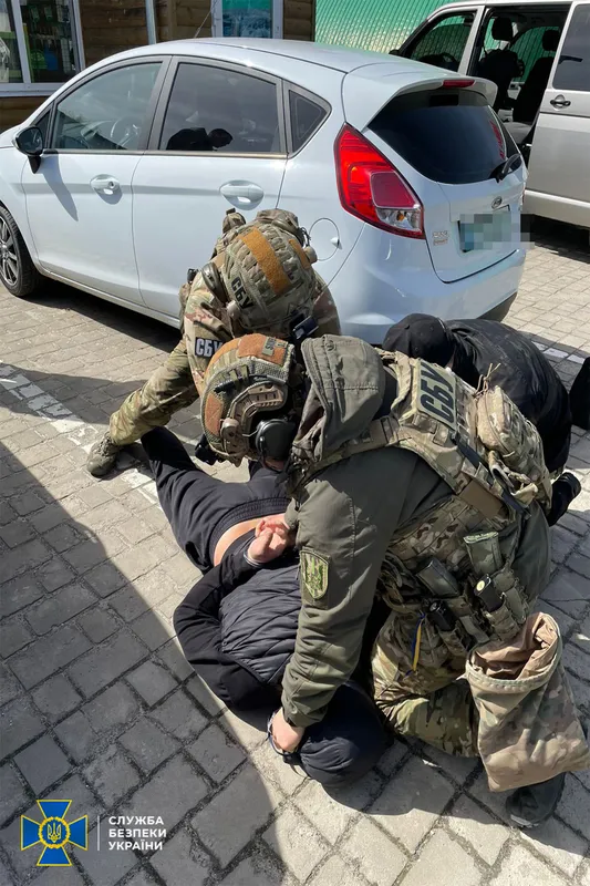 На Волині СБУ заблокувала незаконний збут партії бронежилетів і касок (фото, відео)