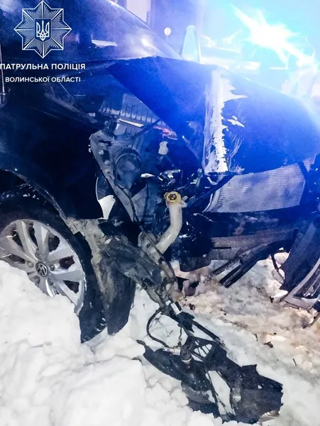 На Волині п'яний на Volkswagen пролетів повз патрульних та зніс дорожній ліхтар (фото)