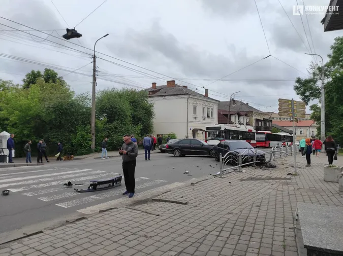 Знесло «передок»: серед Луцька влупилися дві машини і заблокували вулицю (фото)