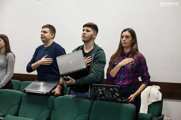 Із вогнем миру і співами: якою була остання в 2019 році сесія Луцької міської ради (фото)