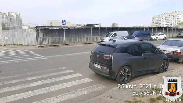 У Луцьку «ганяли» водіїв за паркування біля пішохідних переходів (фото)