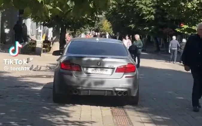 У Луцьку «геній» на авто проїхався по пішохідній вулиці Лесі Українки (відео)
