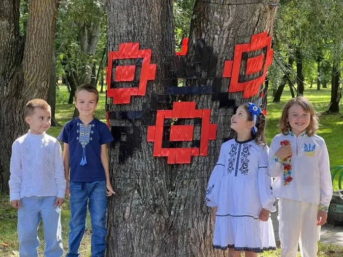 У Луцьку діти «вишили» дерева українськими орнаментами (фото)