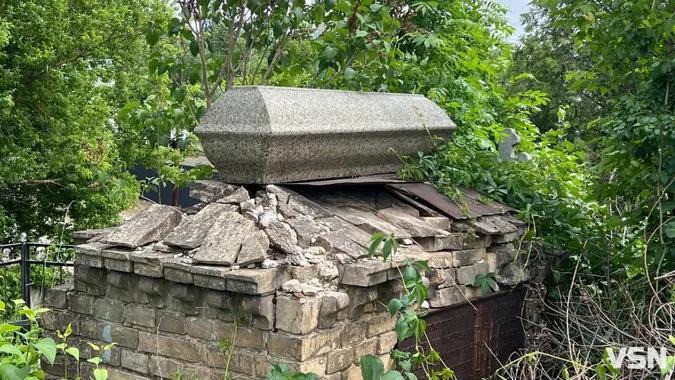 На старому кладовищі під Луцьком зберігся склеп, який десятиліттями лякає місцевих (фото)
