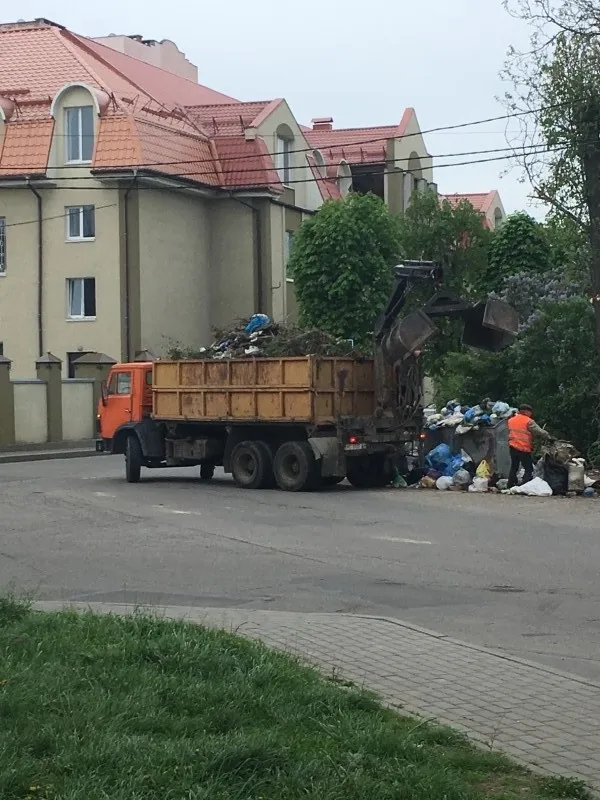 Лучанам бракує сміттєвих контейнерів (фото)