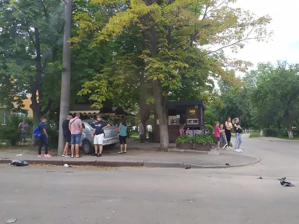 На Відродження у Луцьку – аварія: авто вилетіло на тротуар (оновлено)