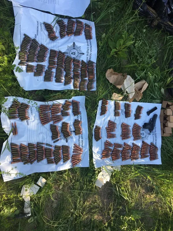 СБУ на Волині знайшла схованку зі зброєю на покинутому стрільбищі (фото)
