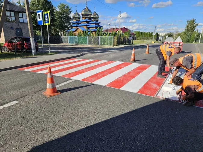 У фокусі – безпека школярів: на дорогах Волині малюють нові «зебри» (фото)