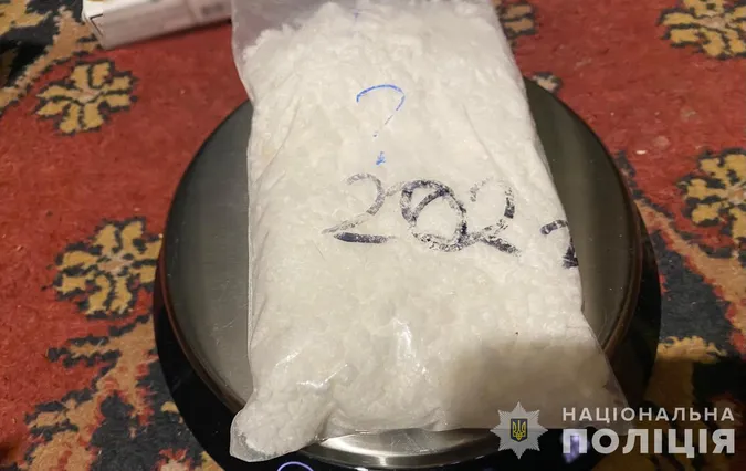 У лісосмузі під Луцьком 23-річна жінка розкидала наркотики (фото)